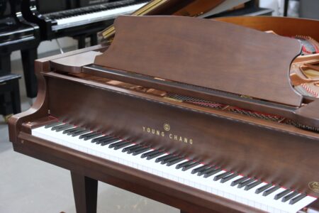 Pre-Owned Young Chang PG-175, keyboard view