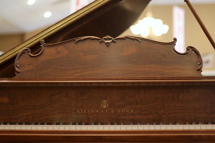 Steinway_M_400750_front-low 1